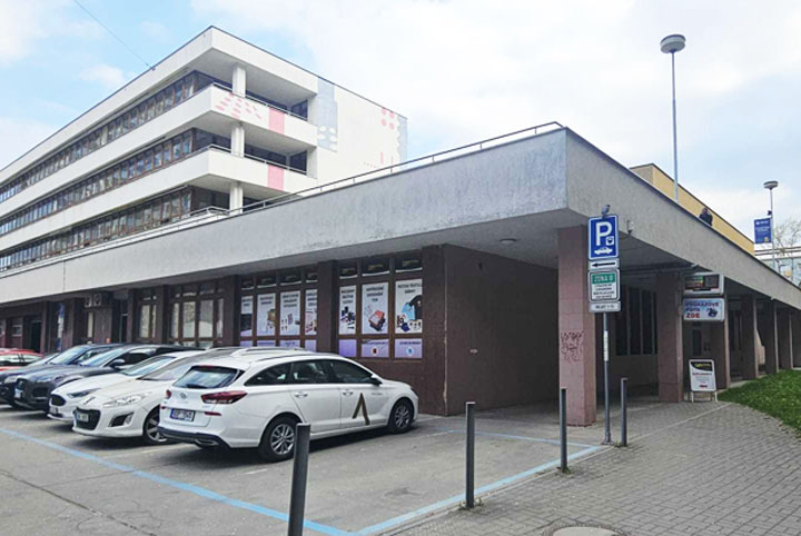 Parkoviště na ulici Sevřená